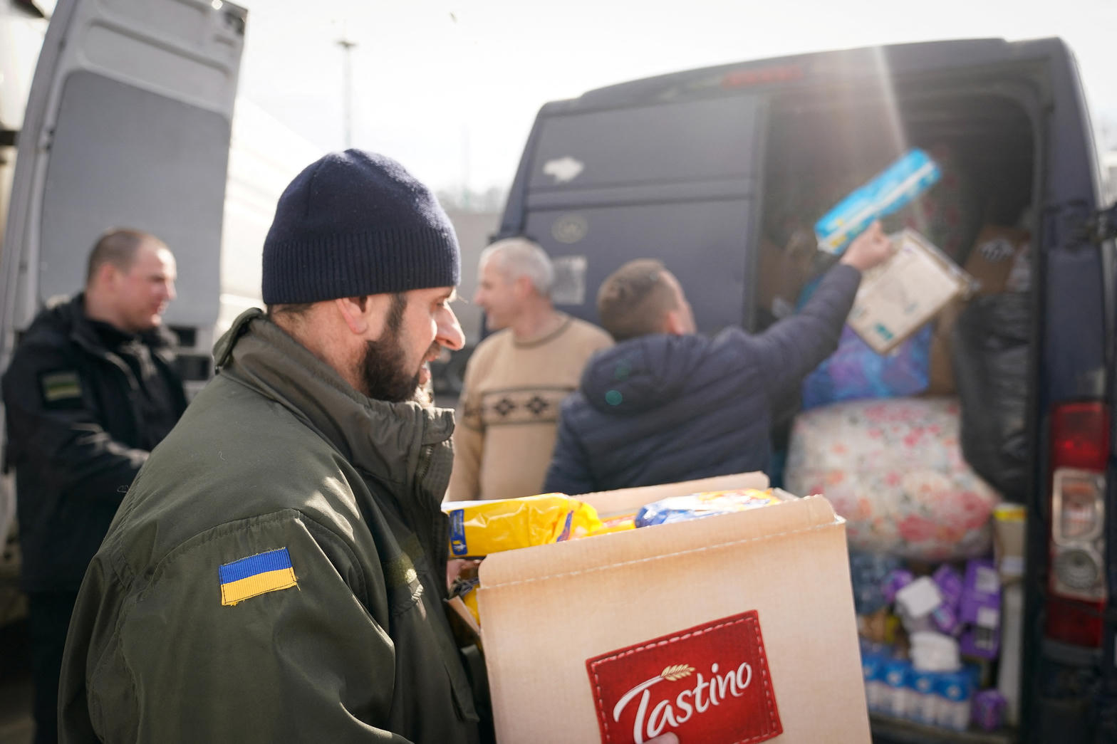 Voluntarios cargando ayuda