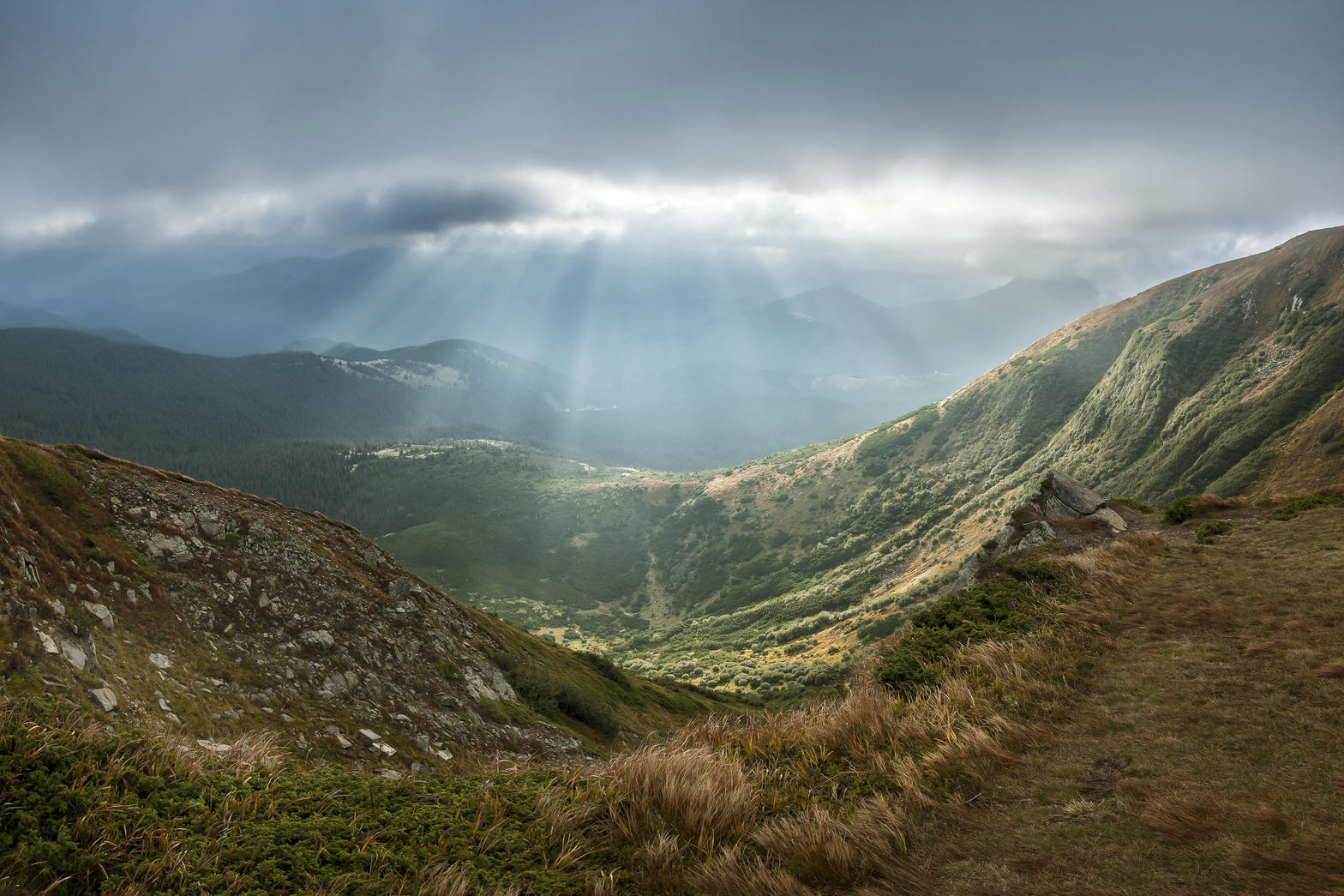 Rayos de luz en un valle de los Cárpatos