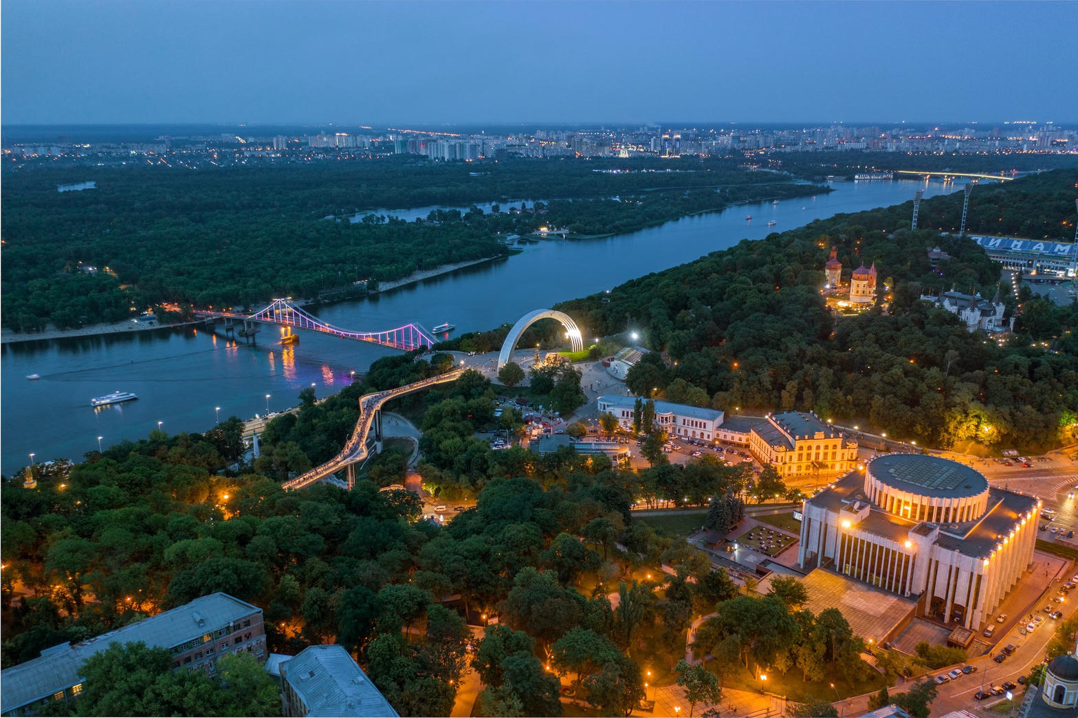 Kyiv al anochecer vista aérea