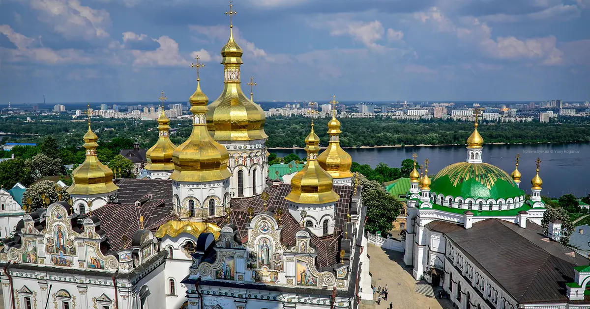 Cúpulas doradas de la Lavra de Kyiv sobre el Dniéper