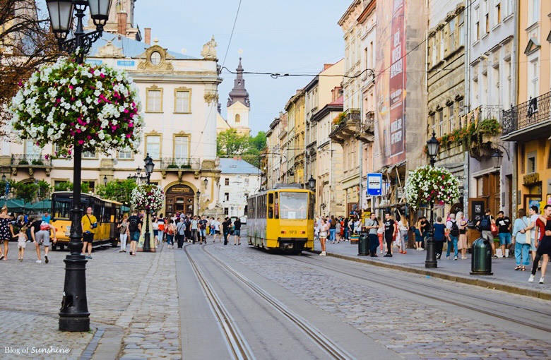 Calle de Leópolis con flores y tranvía