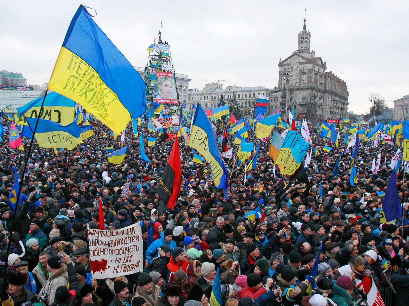 Maidan lleno de banderas por la libertad