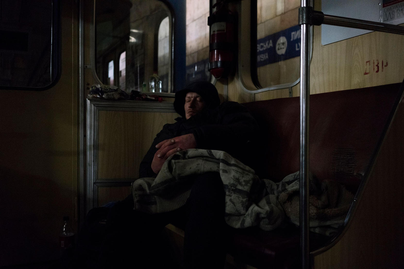 Hombre durmiendo en un vagón del metro de Kyiv