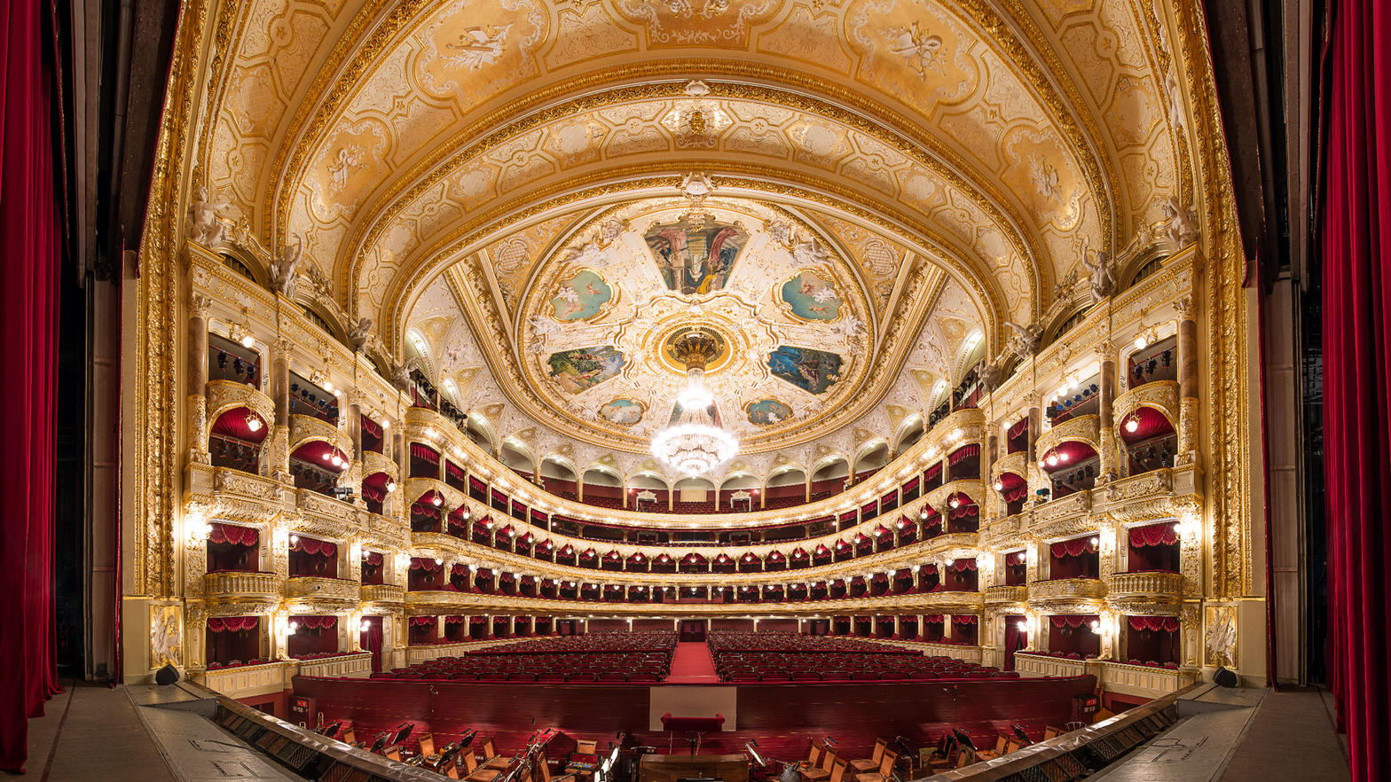 Interior dorado de un teatro de ópera ucraniano
