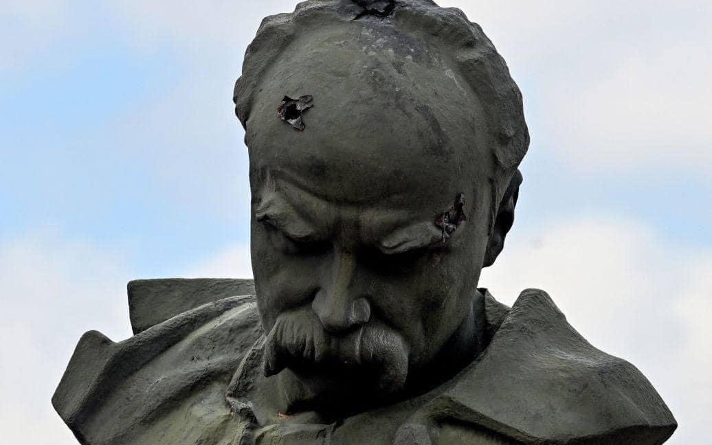 Monumento a Tarás Shevchenko marcado por la guerra
