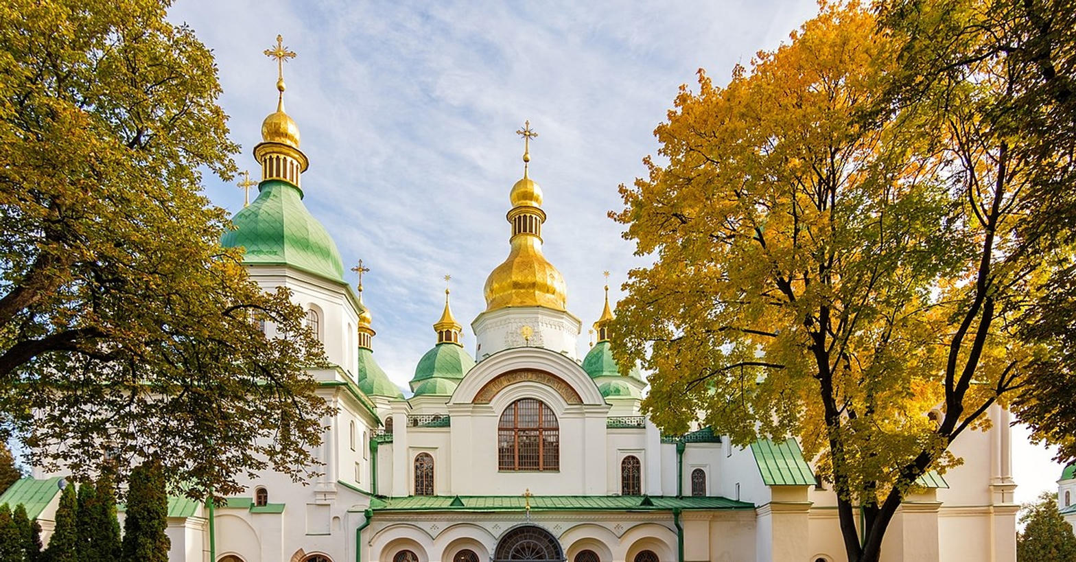 Santa Sofía de Kyiv entre árboles de otoño